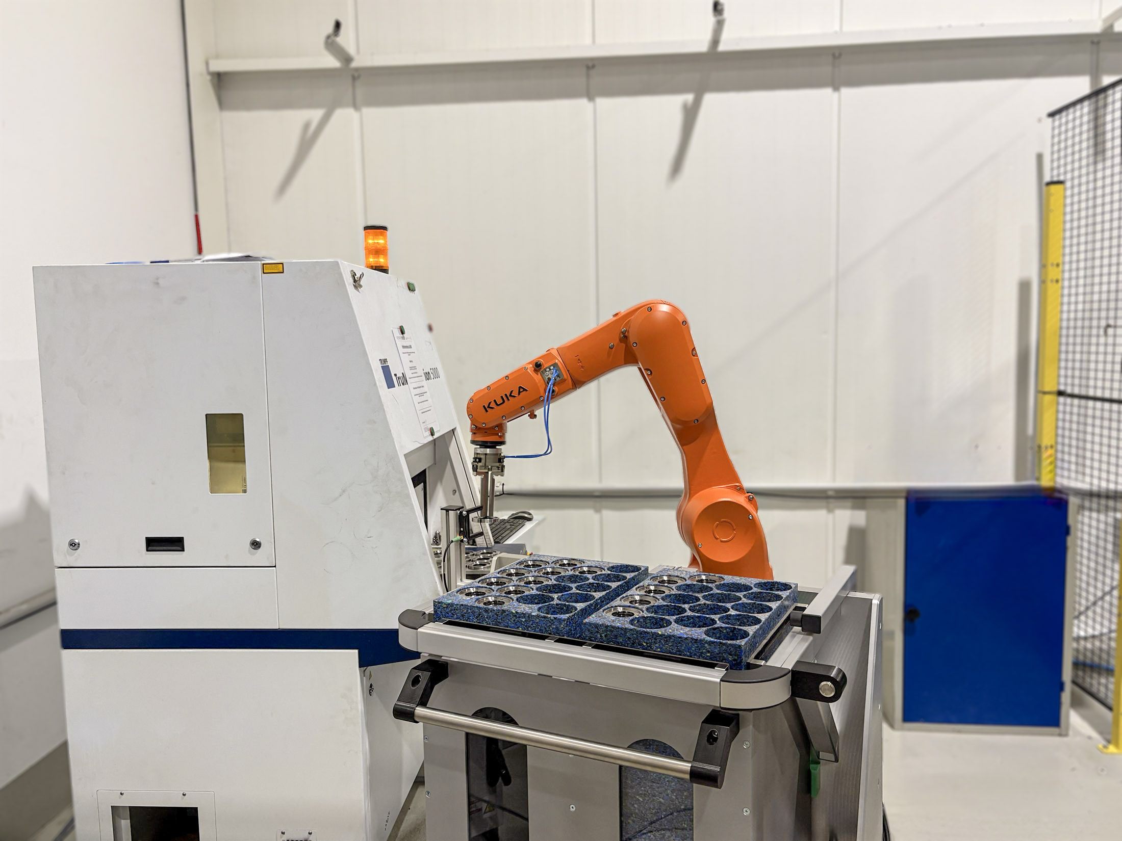 Roboter-Lasergravieranlage mit Trolley Feeder